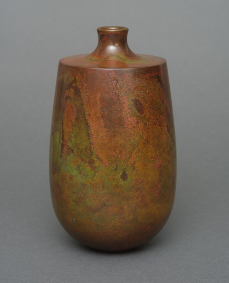 Vase en bronze à panse cylindrique, épaule plate et col court et étroit. Patine…