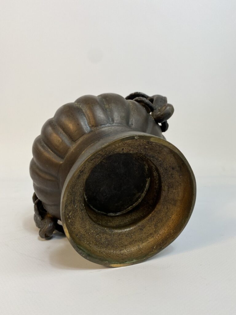 VASE EN BRONZE A PATINE BRUNE - Chine, début du XIXème siècle - Vase en bronze…