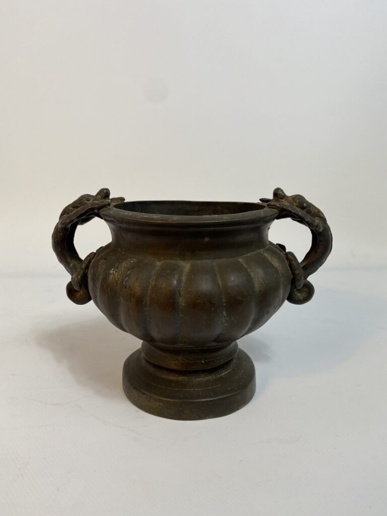 VASE EN BRONZE A PATINE BRUNE - Chine, début du XIXème siècle - Vase en bronze…