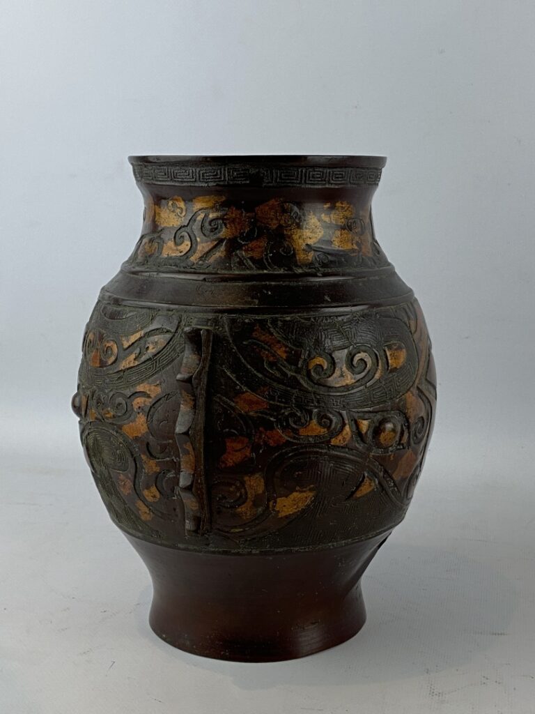 Vase en bronze à patine brune et réhaut doré - Chine - Orné de frises géométriq…