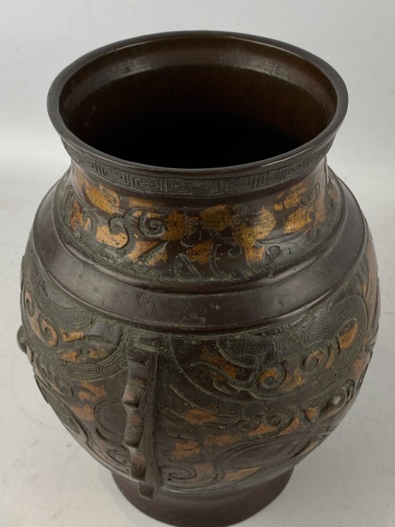 Vase en bronze à patine brune et réhaut doré - Chine - Orné de frises géométriq…