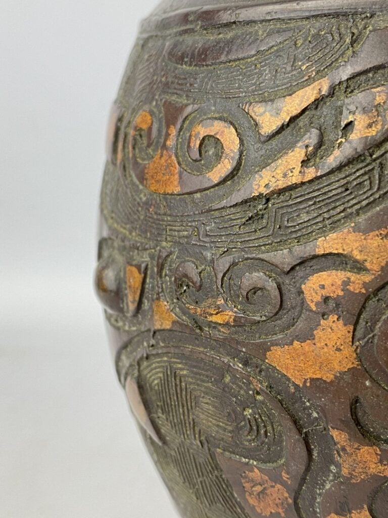 Vase en bronze à patine brune et réhaut doré - Chine - Orné de frises géométriq…