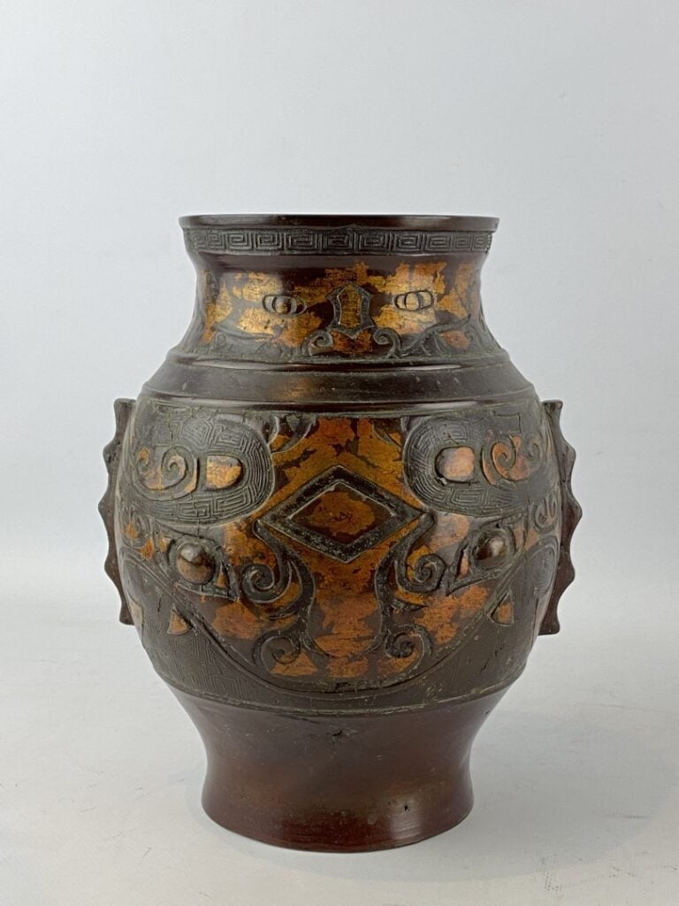 Vase en bronze à patine brune et réhaut doré - Chine - Orné de frises géométriq…