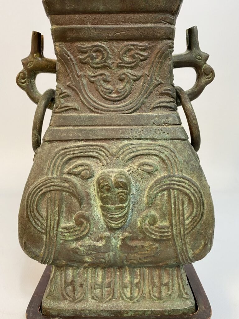 VASE EN BRONZE ARCHAISANT - Chine, XXe siècle - Vase fanghu en bronze à décor d…