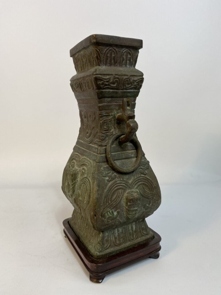 VASE EN BRONZE ARCHAISANT - Chine, XXe siècle - Vase fanghu en bronze à décor d…