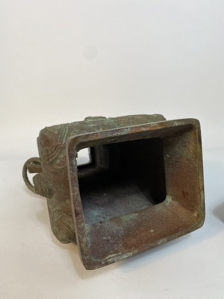 VASE EN BRONZE ARCHAISANT - Chine, XXe siècle - Vase fanghu en bronze à décor d…