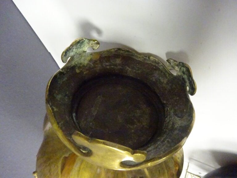VASE EN BRONZE AUX PAMPRES DE VIGNE EN RELIEF - Vase à panse polylobée, court p…