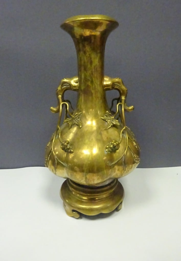 VASE EN BRONZE AUX PAMPRES DE VIGNE EN RELIEF - Vase à panse polylobée, court p…