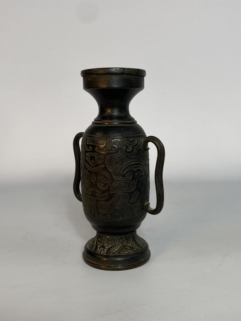 VASE EN BRONZE - Chine, XVIIIe siècle (?) - Vase à large anses au décor de moti…