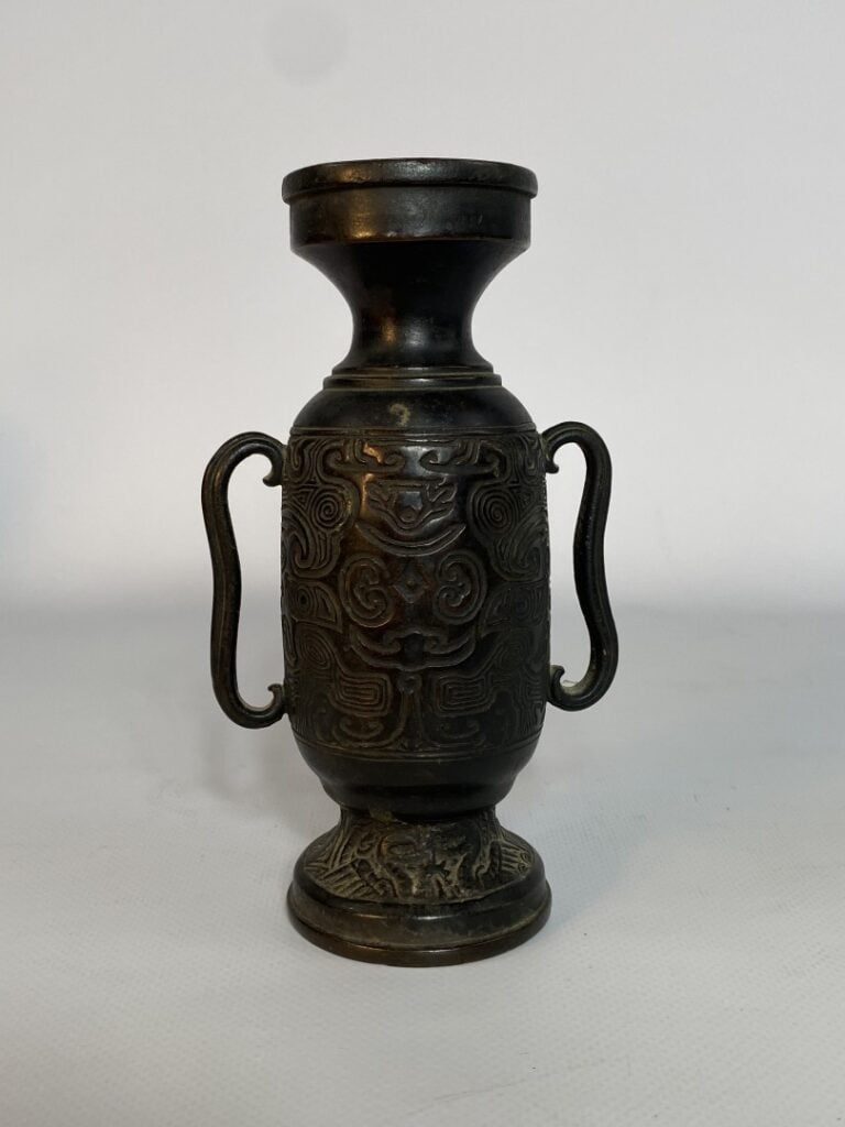 VASE EN BRONZE - Chine, XVIIIe siècle (?) - Vase à large anses au décor de moti…
