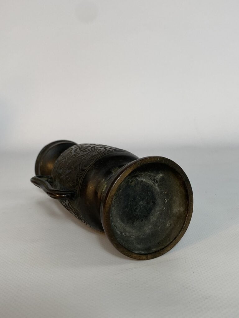 VASE EN BRONZE - Chine, XVIIIe siècle (?) - Vase à large anses au décor de moti…