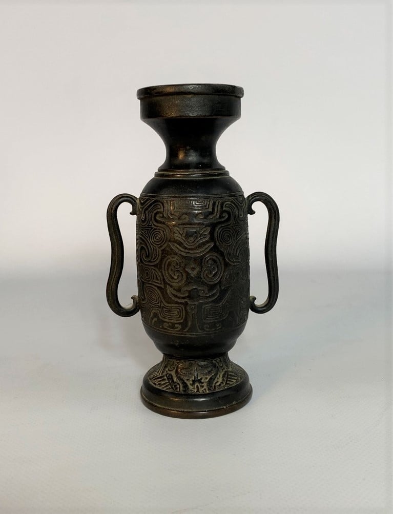 VASE EN BRONZE - Chine, XVIIIe siècle (?) - Vase à large anses au décor de moti…