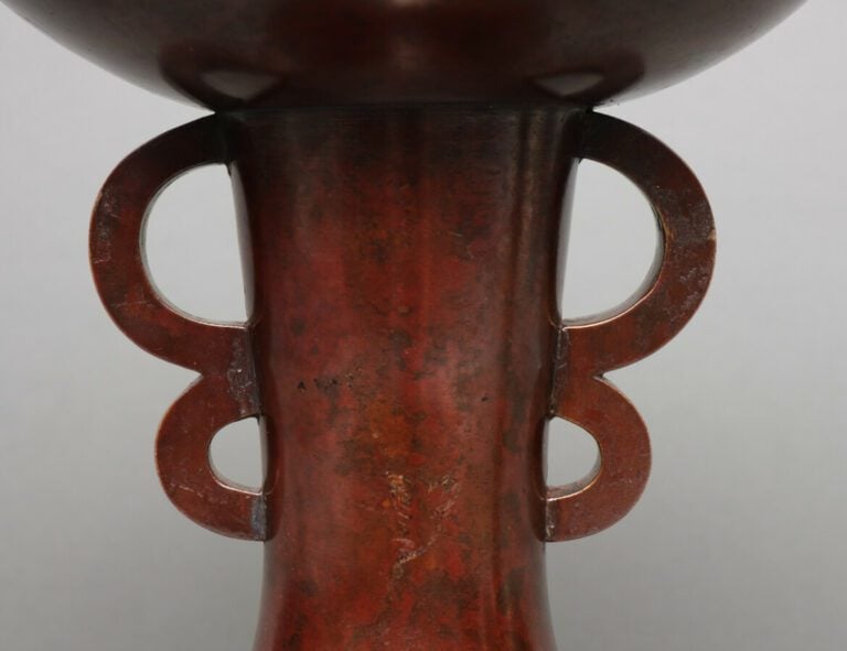 Vase en bronze - Nakajimi Yasumi (1905 - 1986). - Bronze patiné rouge-brun fonc…