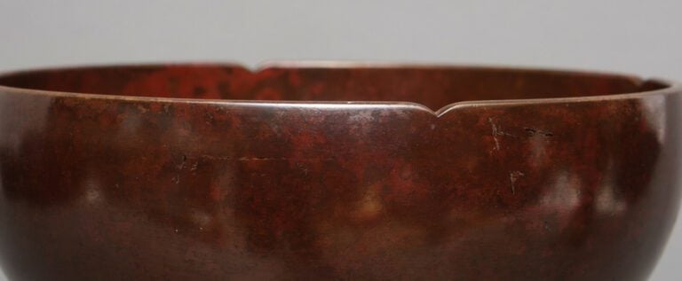 Vase en bronze - Nakajimi Yasumi (1905 - 1986). - Bronze patiné rouge-brun fonc…