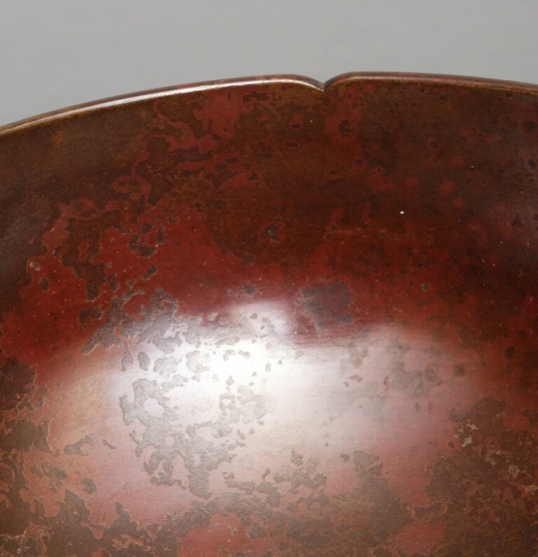 Vase en bronze - Nakajimi Yasumi (1905 - 1986). - Bronze patiné rouge-brun fonc…