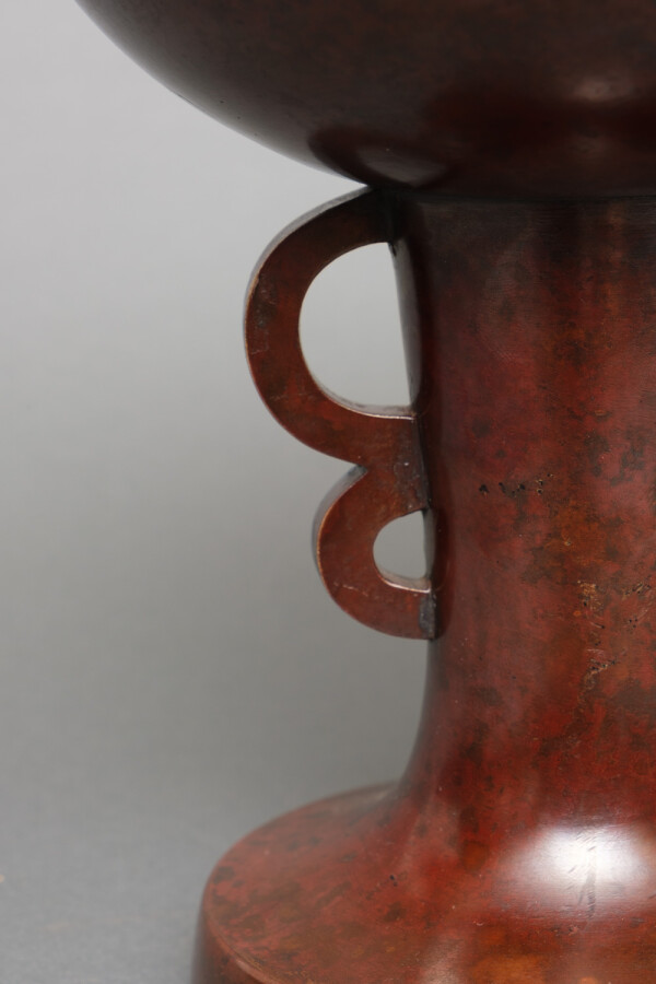 Vase en bronze - Nakajimi Yasumi (1905 - 1986). - Bronze patiné rouge-brun fonc…