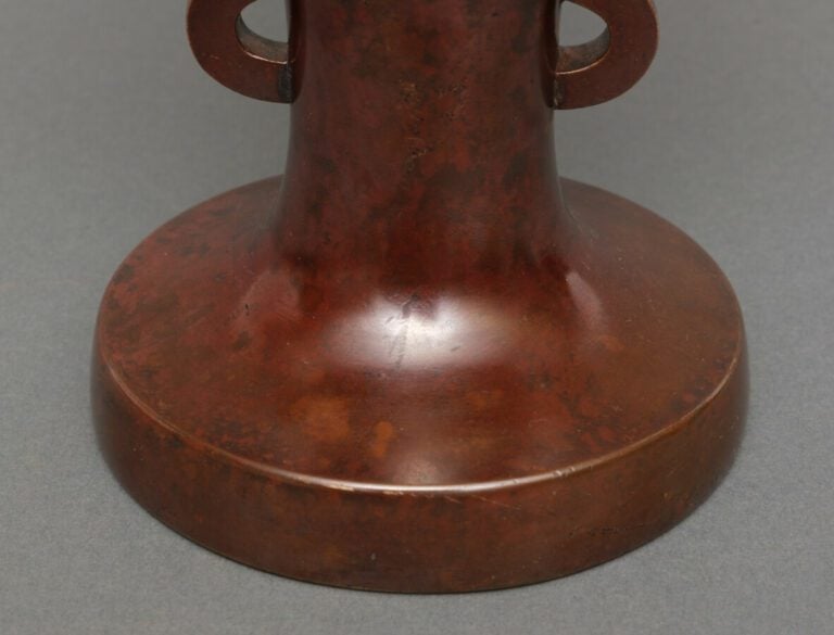 Vase en bronze - Nakajimi Yasumi (1905 - 1986). - Bronze patiné rouge-brun fonc…