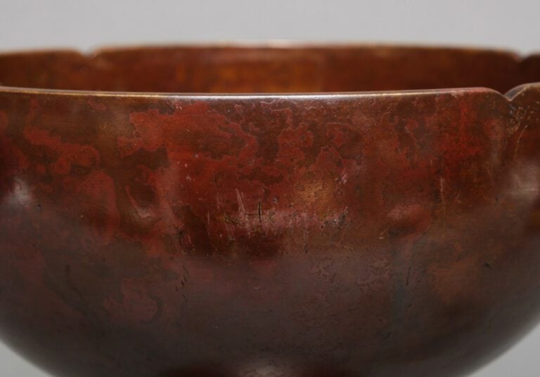 Vase en bronze - Nakajimi Yasumi (1905 - 1986). - Bronze patiné rouge-brun fonc…