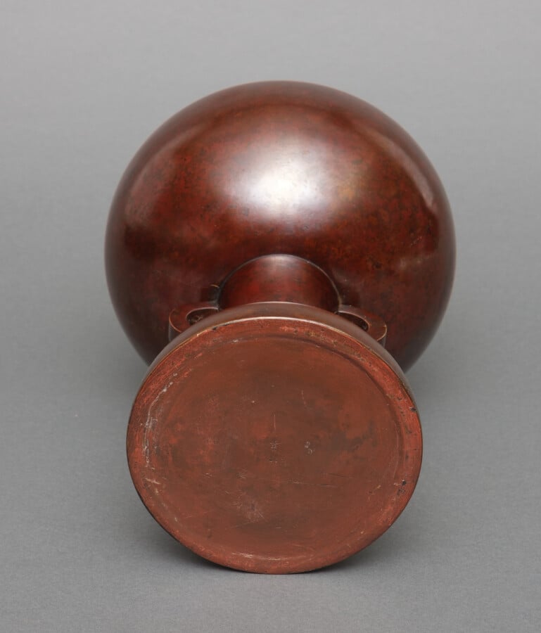 Vase en bronze - Nakajimi Yasumi (1905 - 1986). - Bronze patiné rouge-brun fonc…