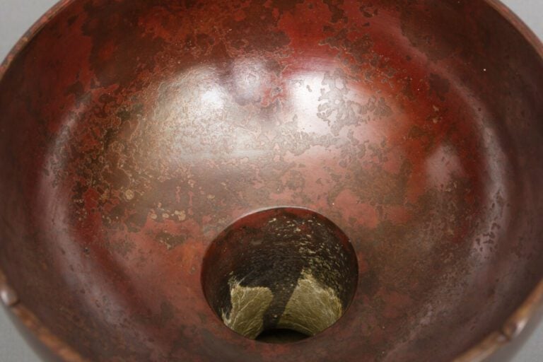 Vase en bronze - Nakajimi Yasumi (1905 - 1986). - Bronze patiné rouge-brun fonc…