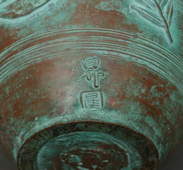Vase en bronze ovoïde de taille moyenne avec un dessin continu en haut relief d…
