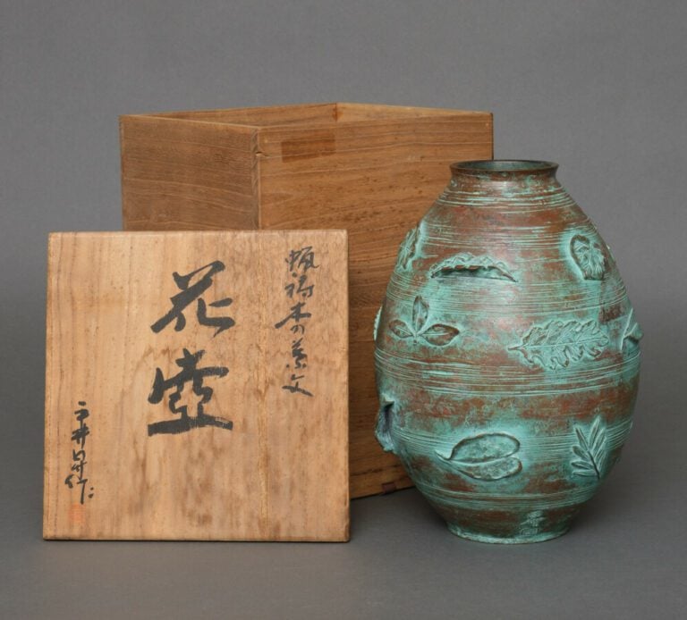 Vase en bronze ovoïde de taille moyenne avec un dessin continu en haut relief d…