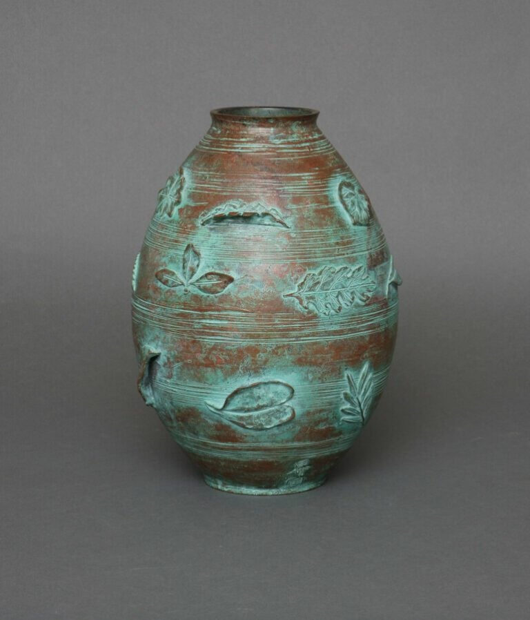 Vase en bronze ovoïde de taille moyenne avec un dessin continu en haut relief d…