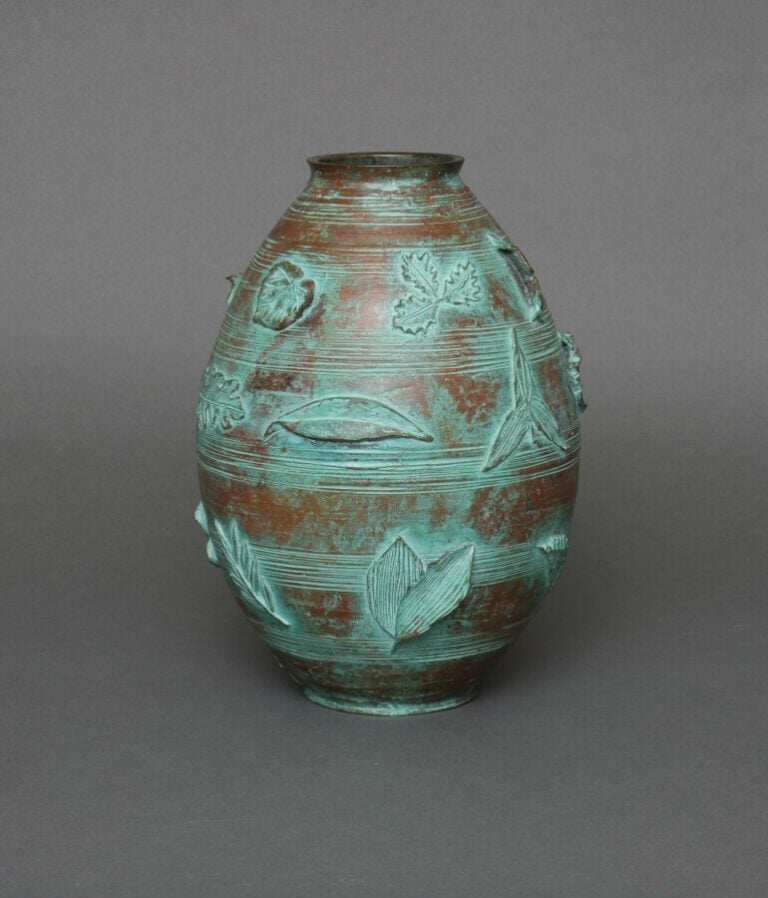 Vase en bronze ovoïde de taille moyenne avec un dessin continu en haut relief d…