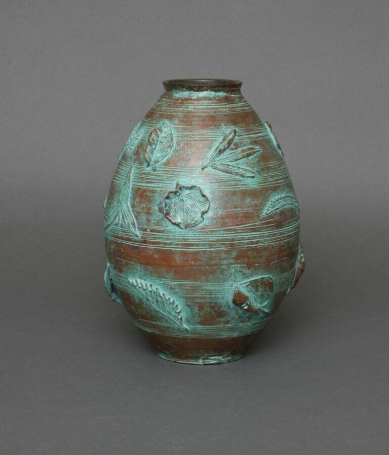 Vase en bronze ovoïde de taille moyenne avec un dessin continu en haut relief d…