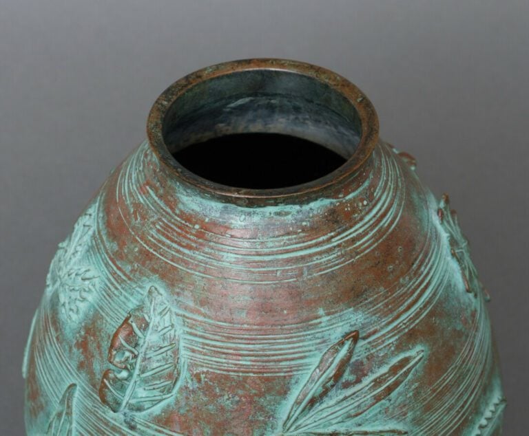 Vase en bronze ovoïde de taille moyenne avec un dessin continu en haut relief d…