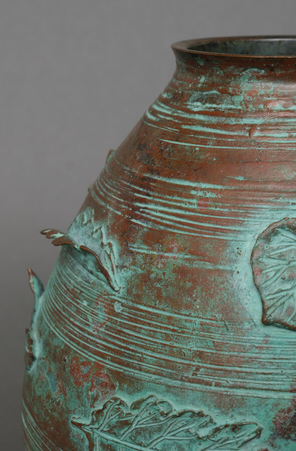 Vase en bronze ovoïde de taille moyenne avec un dessin continu en haut relief d…