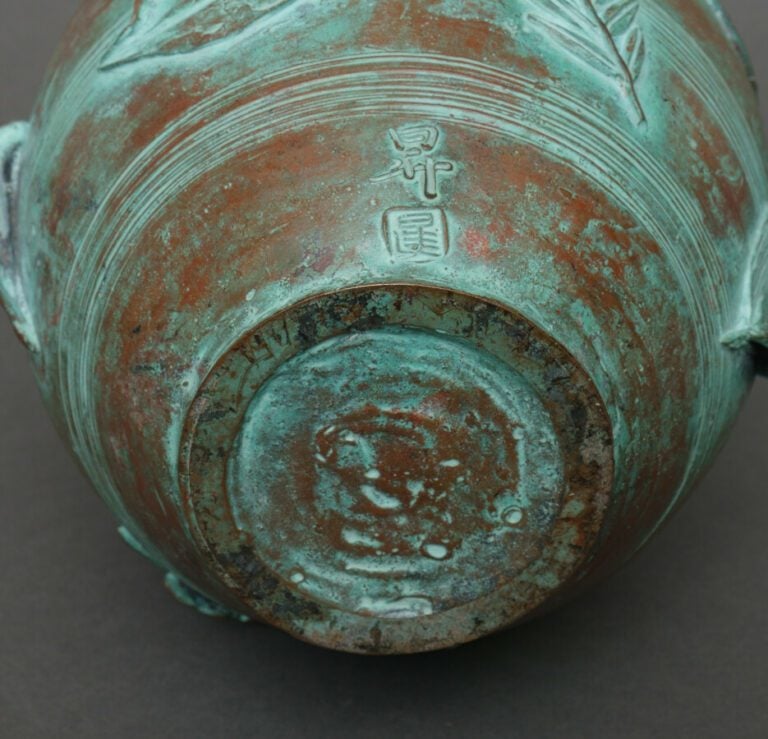 Vase en bronze ovoïde de taille moyenne avec un dessin continu en haut relief d…