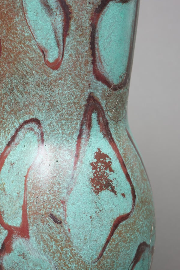 Vase en bronze patiné brun clair avec un col en forme de cône, un corps arrondi…