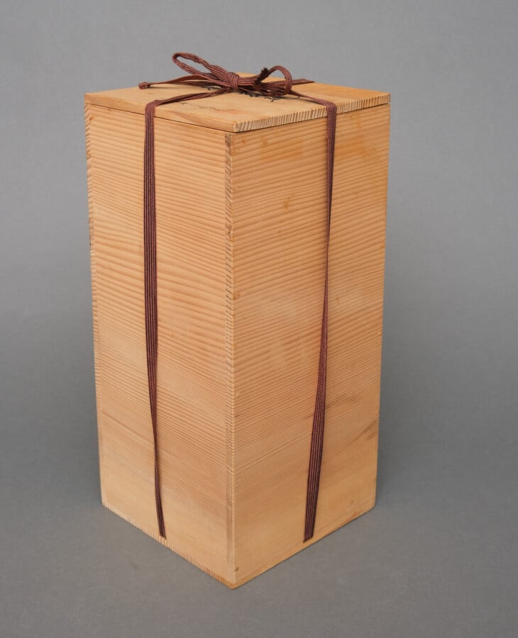Vase en bronze patiné brun clair avec un col en forme de cône, un corps arrondi…