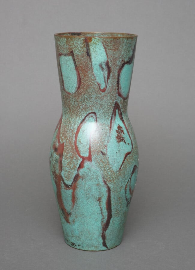 Vase en bronze patiné brun clair avec un col en forme de cône, un corps arrondi…