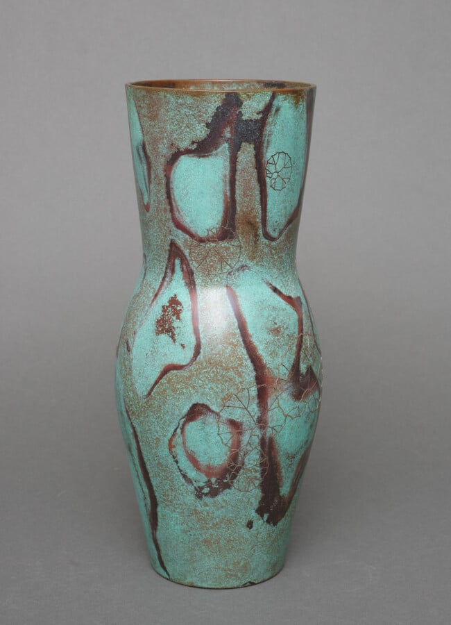 Vase en bronze patiné brun clair avec un col en forme de cône, un corps arrondi…