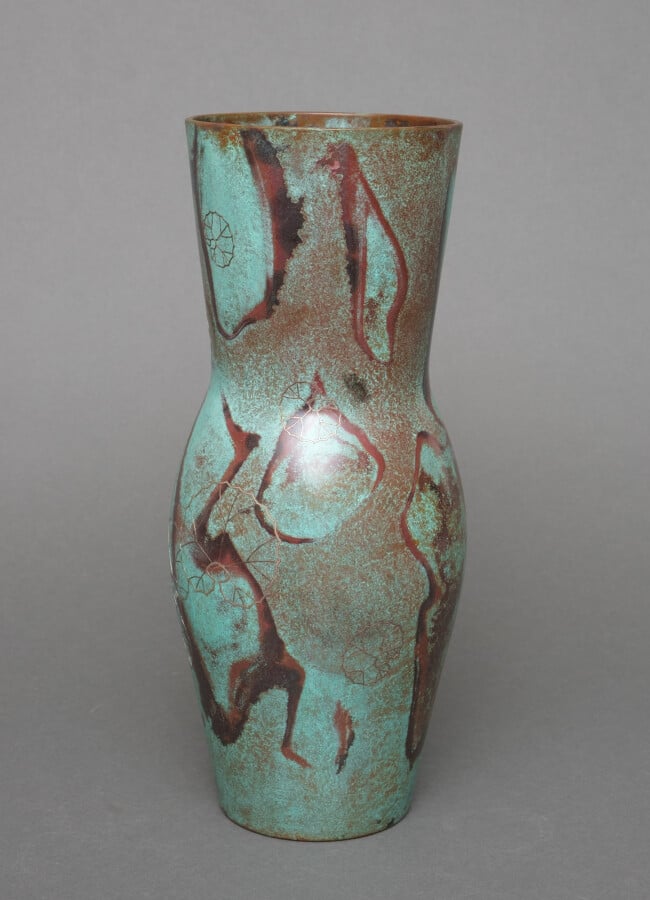 Vase en bronze patiné brun clair avec un col en forme de cône, un corps arrondi…