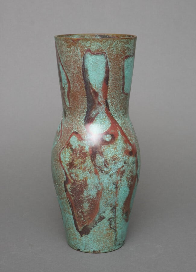 Vase en bronze patiné brun clair avec un col en forme de cône, un corps arrondi…