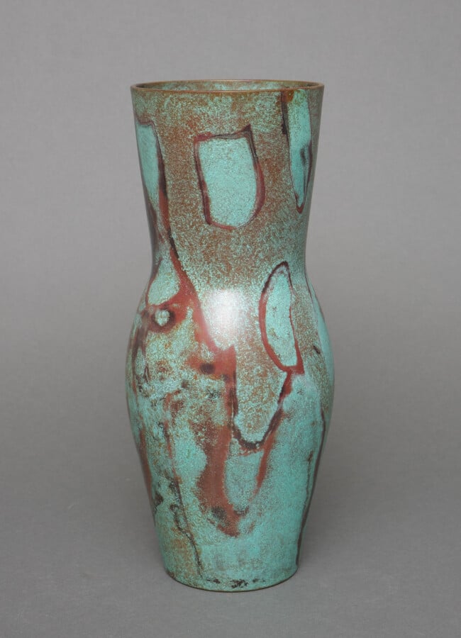 Vase en bronze patiné brun clair avec un col en forme de cône, un corps arrondi…