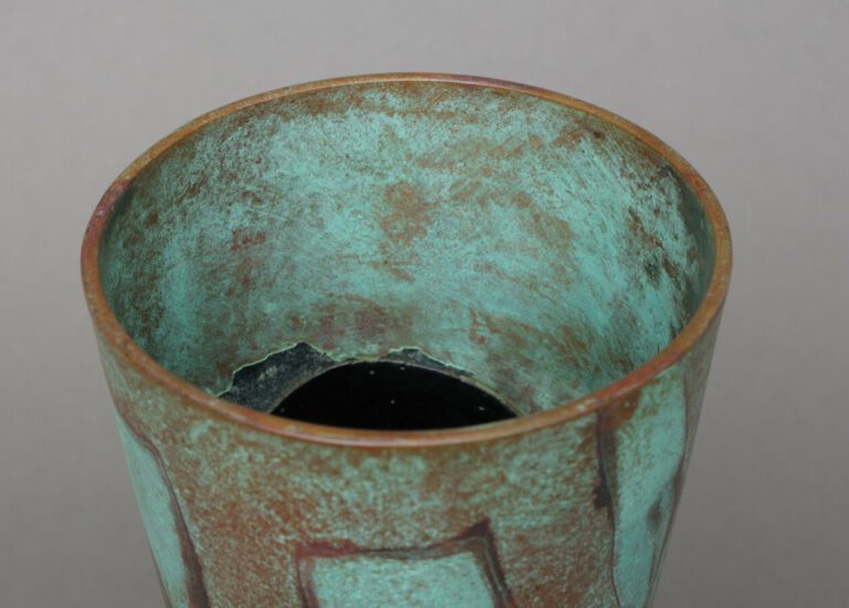 Vase en bronze patiné brun clair avec un col en forme de cône, un corps arrondi…