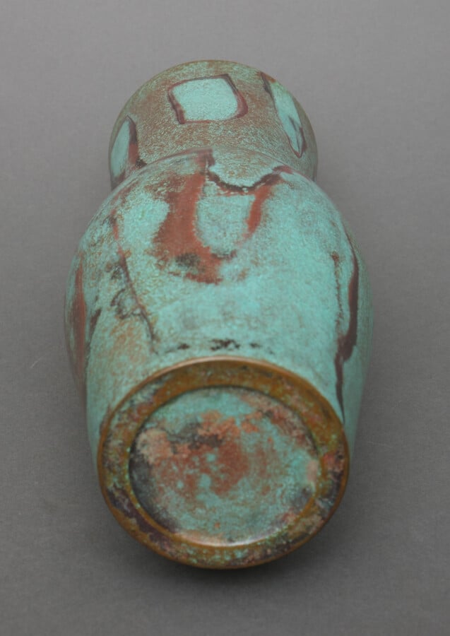 Vase en bronze patiné brun clair avec un col en forme de cône, un corps arrondi…