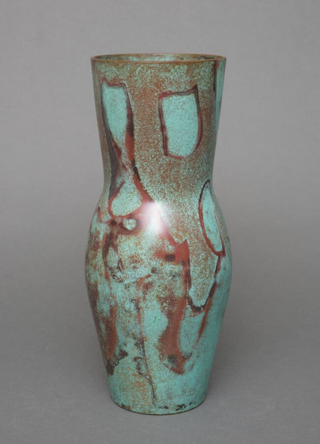 Vase en bronze patiné brun clair avec un col en forme de cône, un corps arrondi…