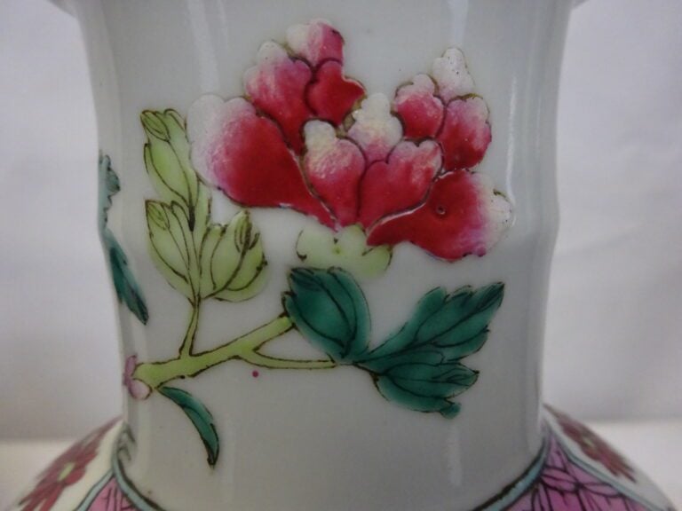 VASE EN CERAMIQUE ET EMAUX DANS LE GOUT DE LA FAMILLE ROSE, YONGZHENG (?) - Chi…