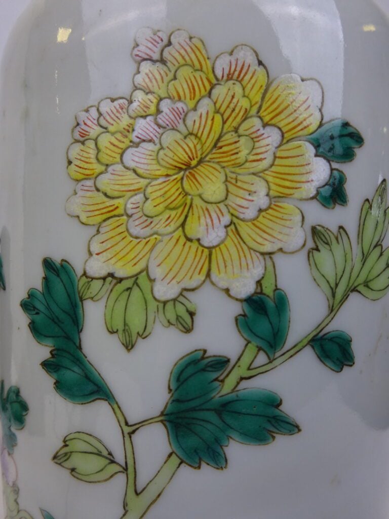 VASE EN CERAMIQUE ET EMAUX DANS LE GOUT DE LA FAMILLE ROSE, YONGZHENG (?) - Chi…