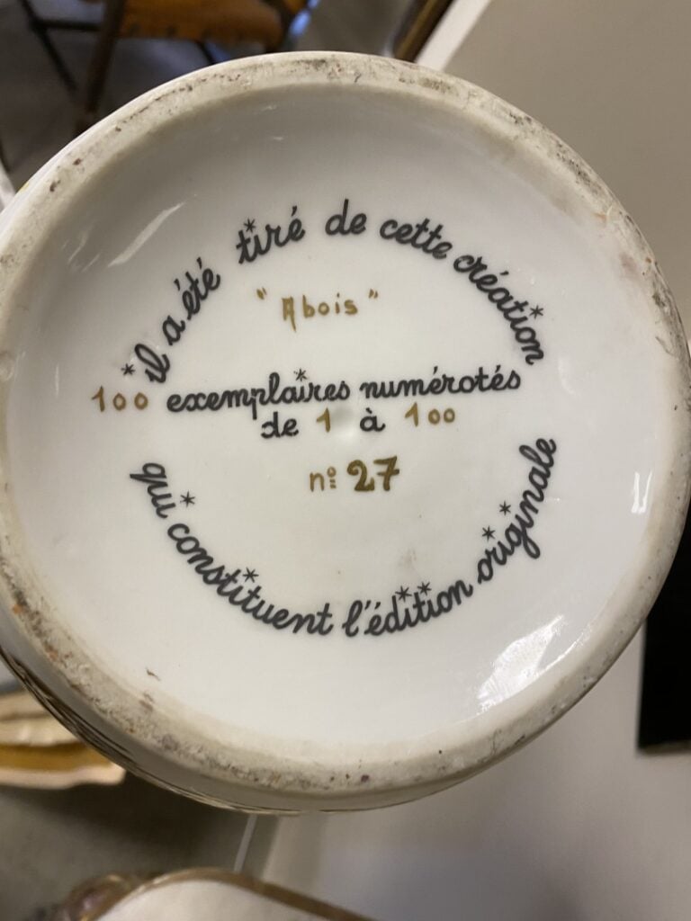 Vase en céramique titré "Abois" représentant une scène de chasse à courre - Tit…