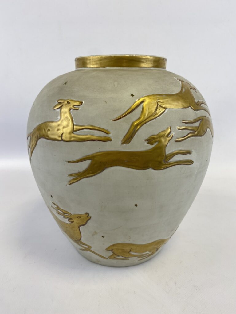 Vase en céramique titré "Abois" représentant une scène de chasse à courre - Tit…