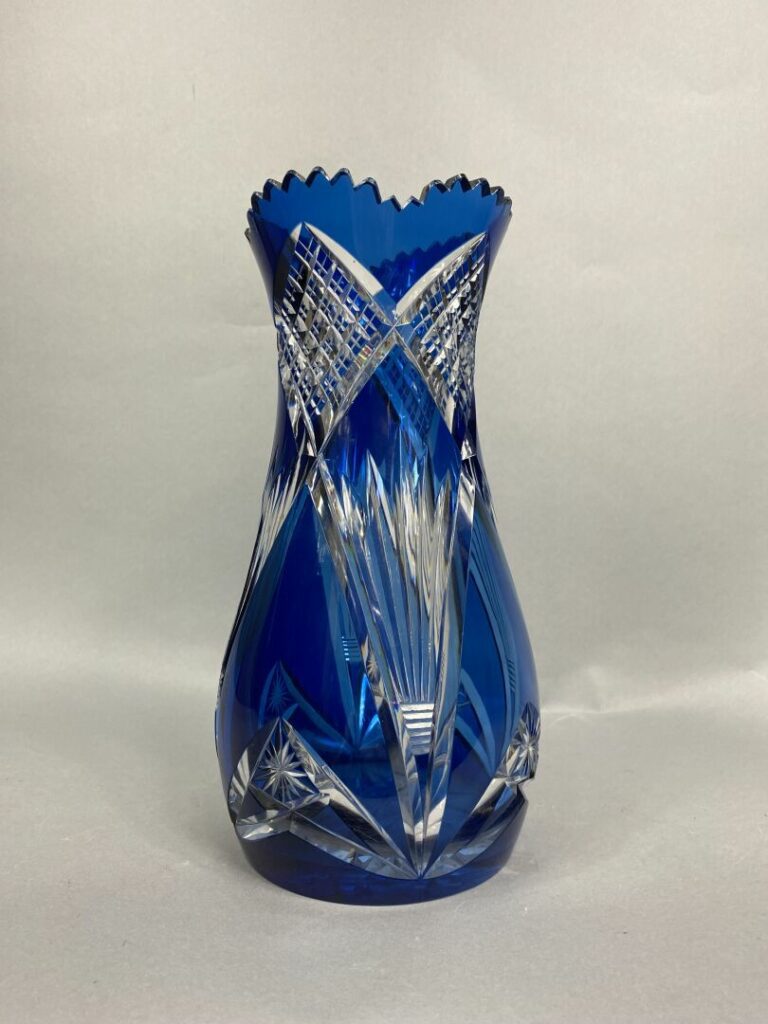 Vase en cristal taillé coloré bleu