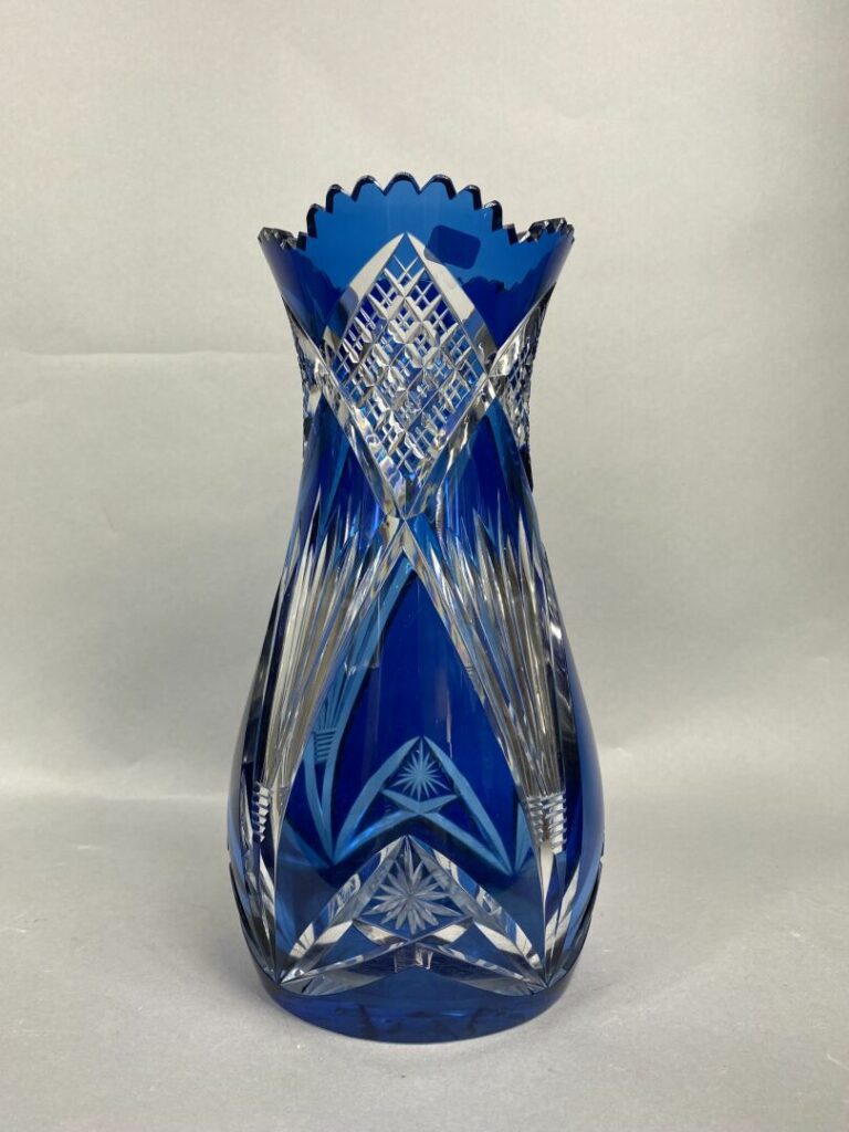Vase en cristal taillé coloré bleu
