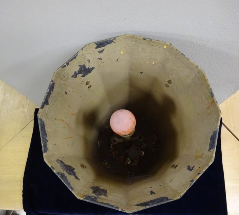 Vase en dinanderie, la vasque de forme tulipe à bords cotelés rythmée de quatre…