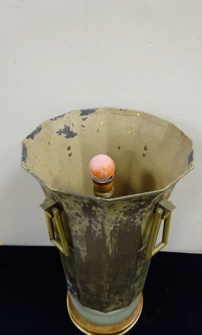 Vase en dinanderie, la vasque de forme tulipe à bords cotelés rythmée de quatre…